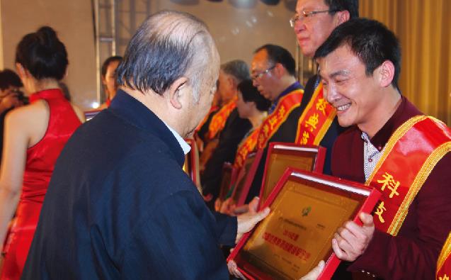 李晓虎在第12届科学家论坛接受中科院嘉奖